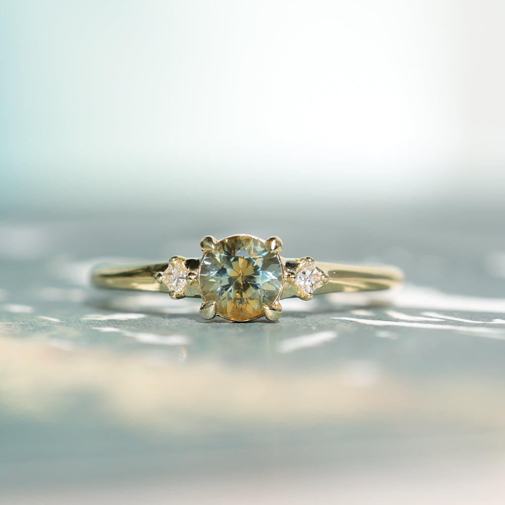 0.71ct Bicolor Round Montana Sapphire and Princess Cut Diamond Rapids Low Profile Ring in 18k Yellow Gold