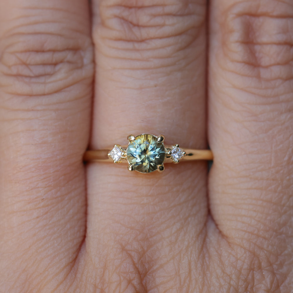 0.71ct Bicolor Round Montana Sapphire and Princess Cut Diamond Rapids Low Profile Ring in 18k Yellow Gold