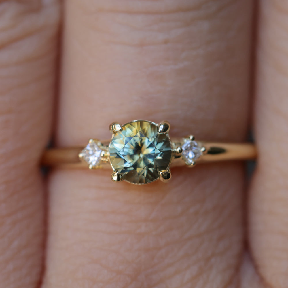 0.71ct Bicolor Round Montana Sapphire and Princess Cut Diamond Rapids Low Profile Ring in 18k Yellow Gold
