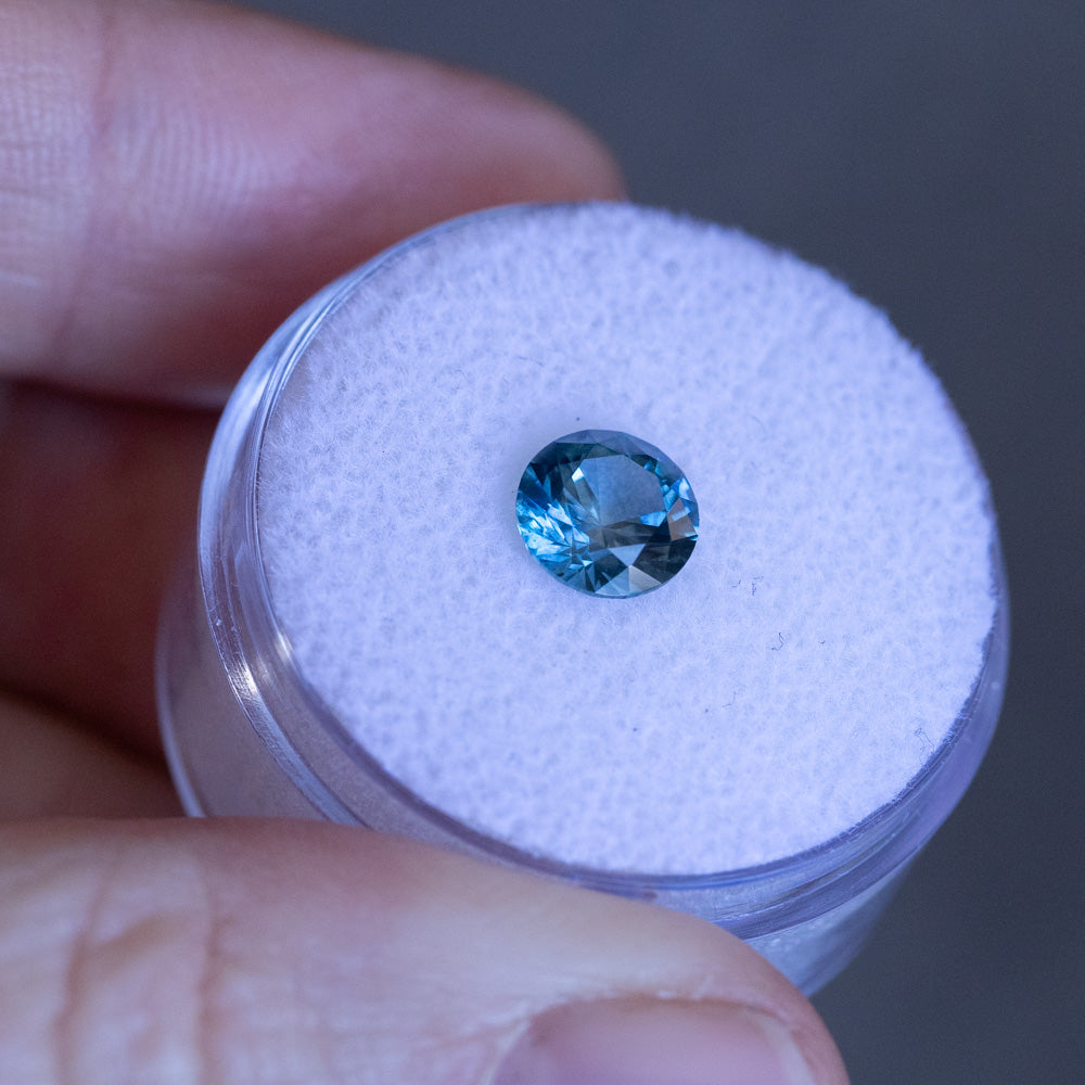 1.40CT ROUND PRECISION CUT MONTANA SAPPHIRE, MEDIUM OCEAN BLUE TEAL, 6.6X4.3MM