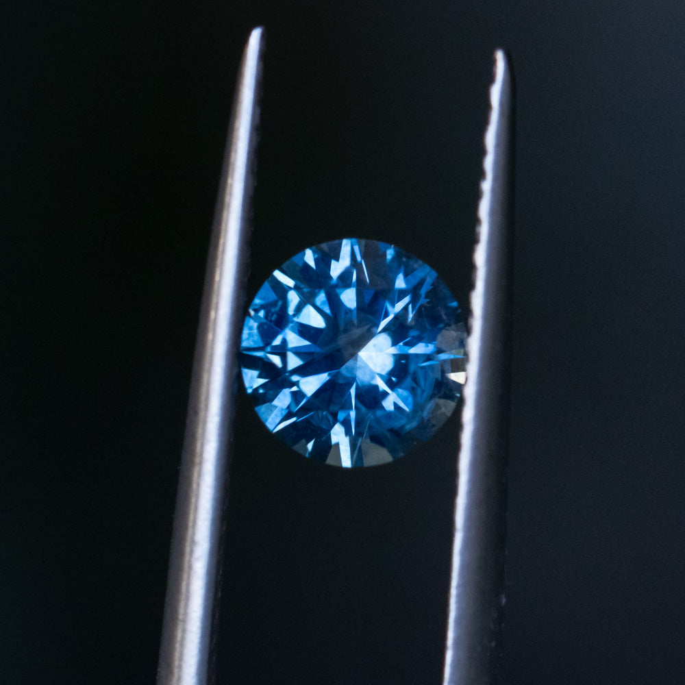 1.40CT ROUND PRECISION CUT MONTANA SAPPHIRE, MEDIUM OCEAN BLUE TEAL, 6.6X4.3MM