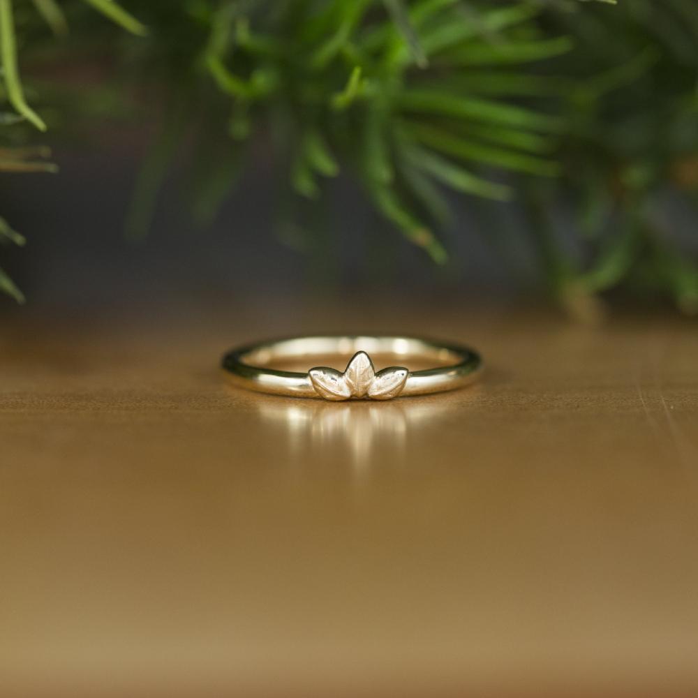 Three Leaves Wedding Band